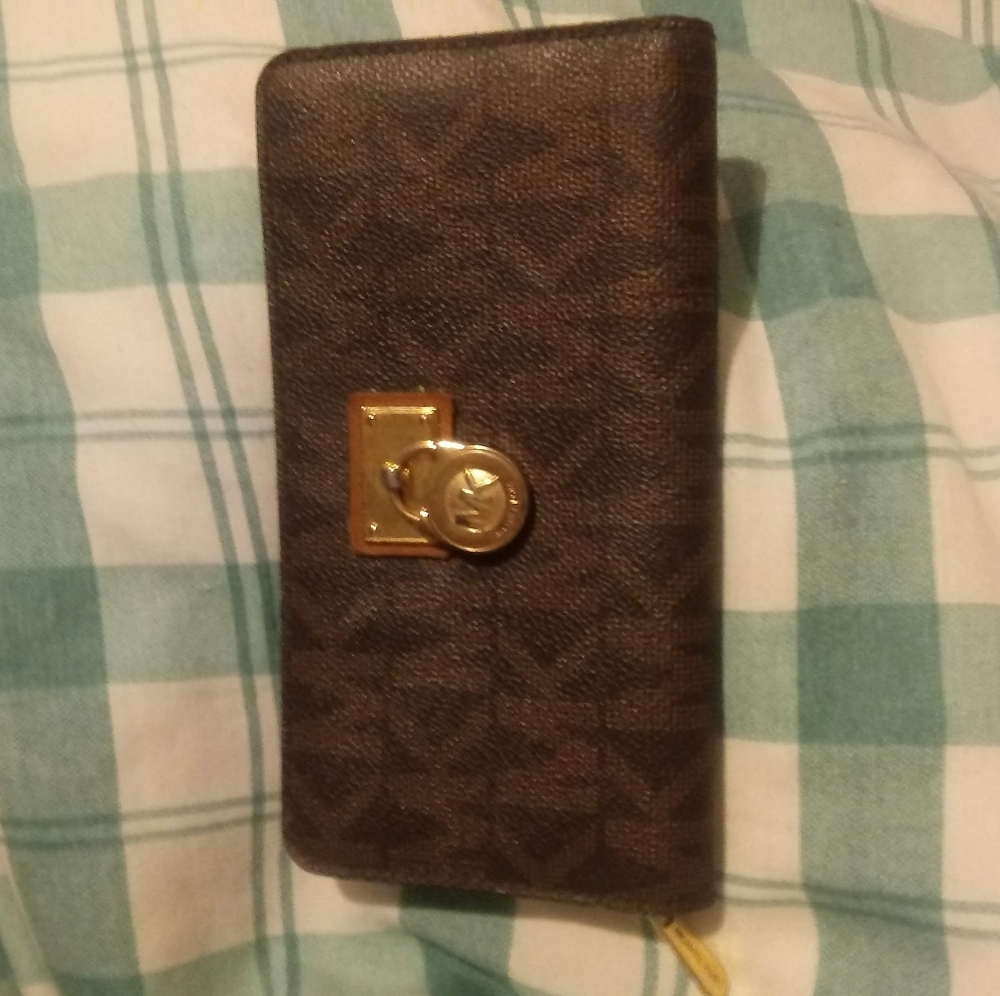 Michael Kors zippered ladies wallet